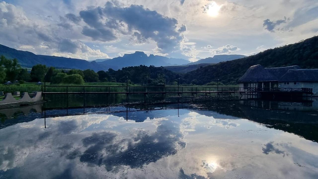 Dragon Peaks Mountain Resort Champagne Valley Экстерьер фото