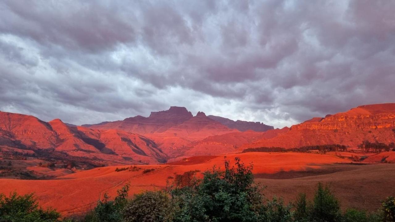 Dragon Peaks Mountain Resort Champagne Valley Экстерьер фото